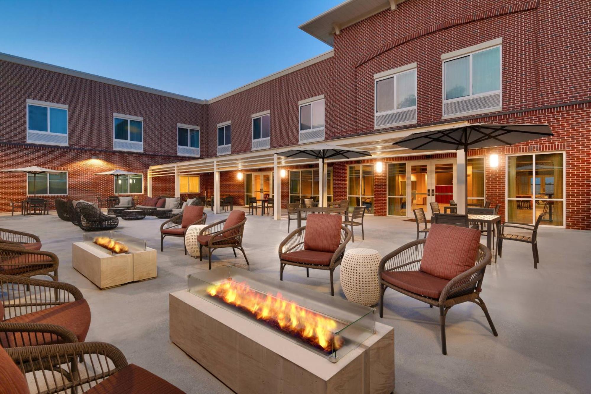 Courtyard By Marriott Atlanta Duluth Downtown Exterior foto