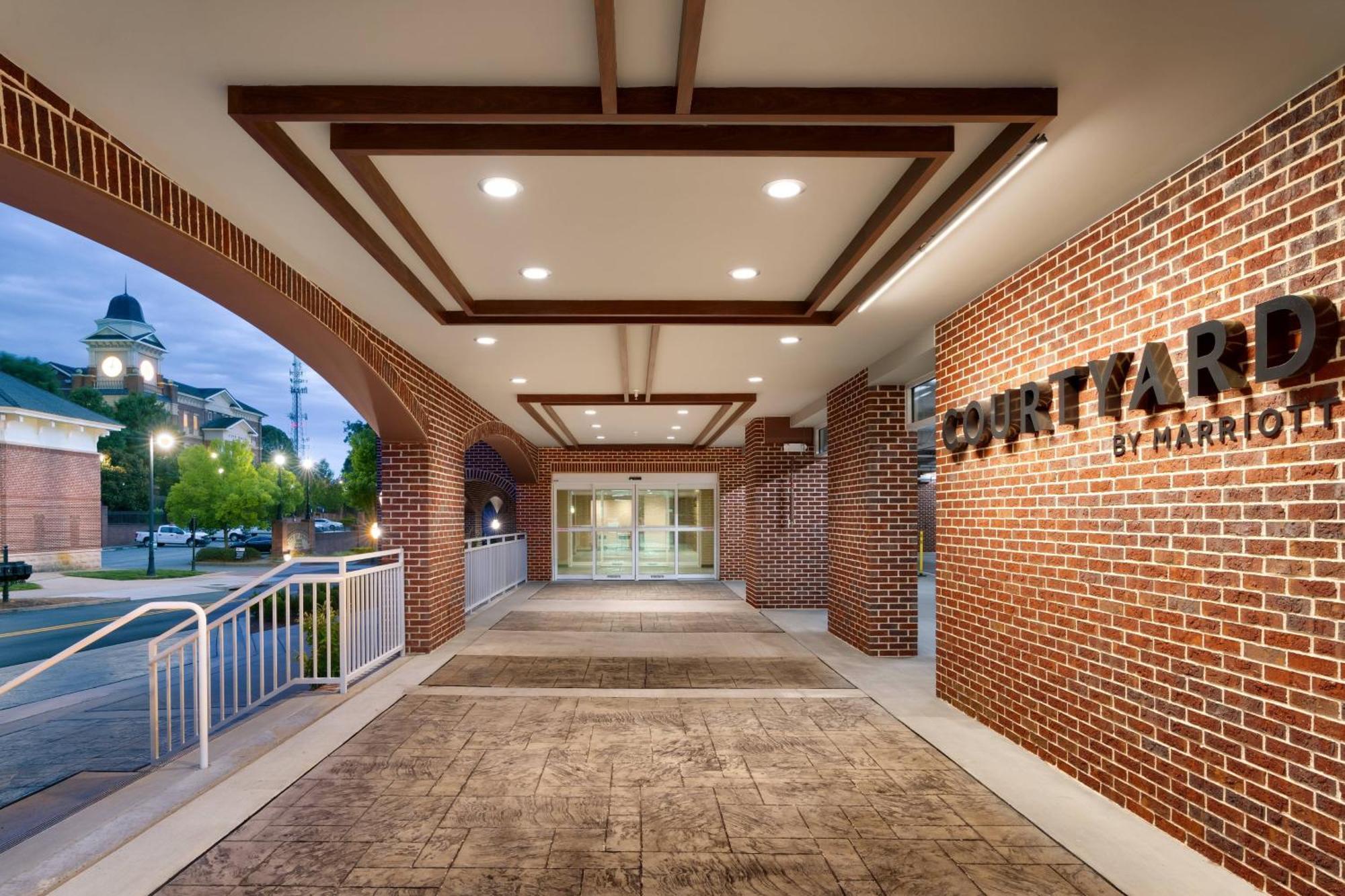 Courtyard By Marriott Atlanta Duluth Downtown Exterior foto